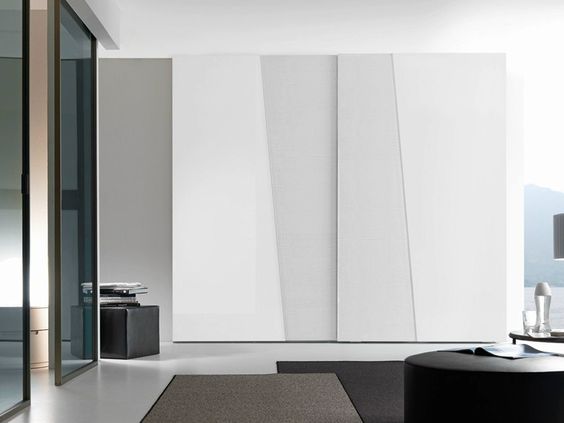 Шкаф для одежды с диагональным объемным рисунком на фасаде